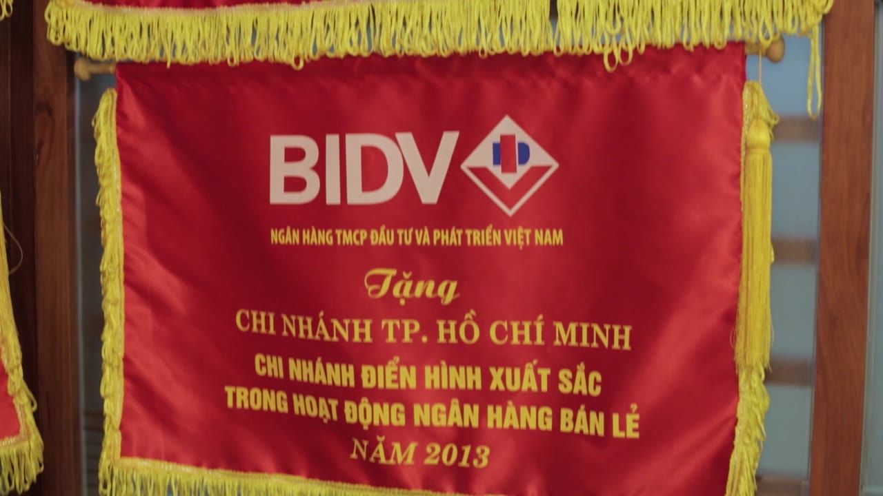 Cờ thi đua của BIDV tặng Chi nhánh Thành phố Hồ Chí Minh năm 2013