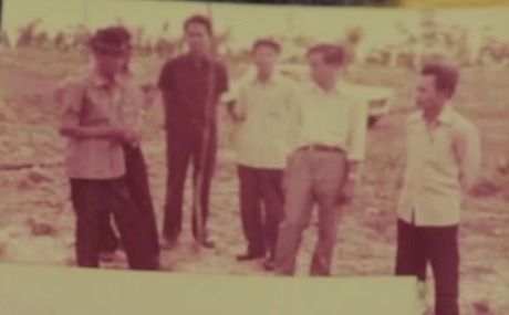 Ảnh tư liệu cũ chụp các cán bộ Chi nhánh đứng ngoài trời