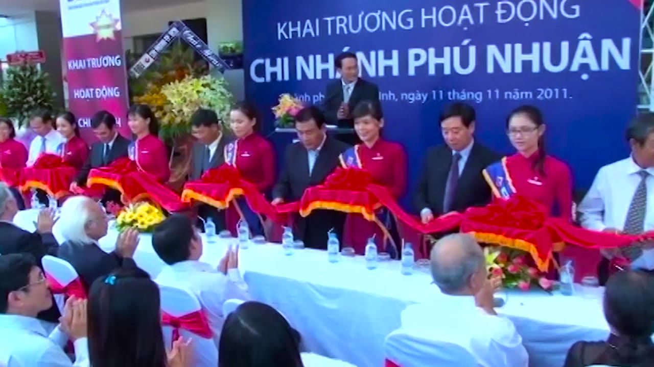 Lễ cắt băng khai trương hoạt động Chi nhánh Phú Nhuận ngày 11 tháng 11 năm 2011