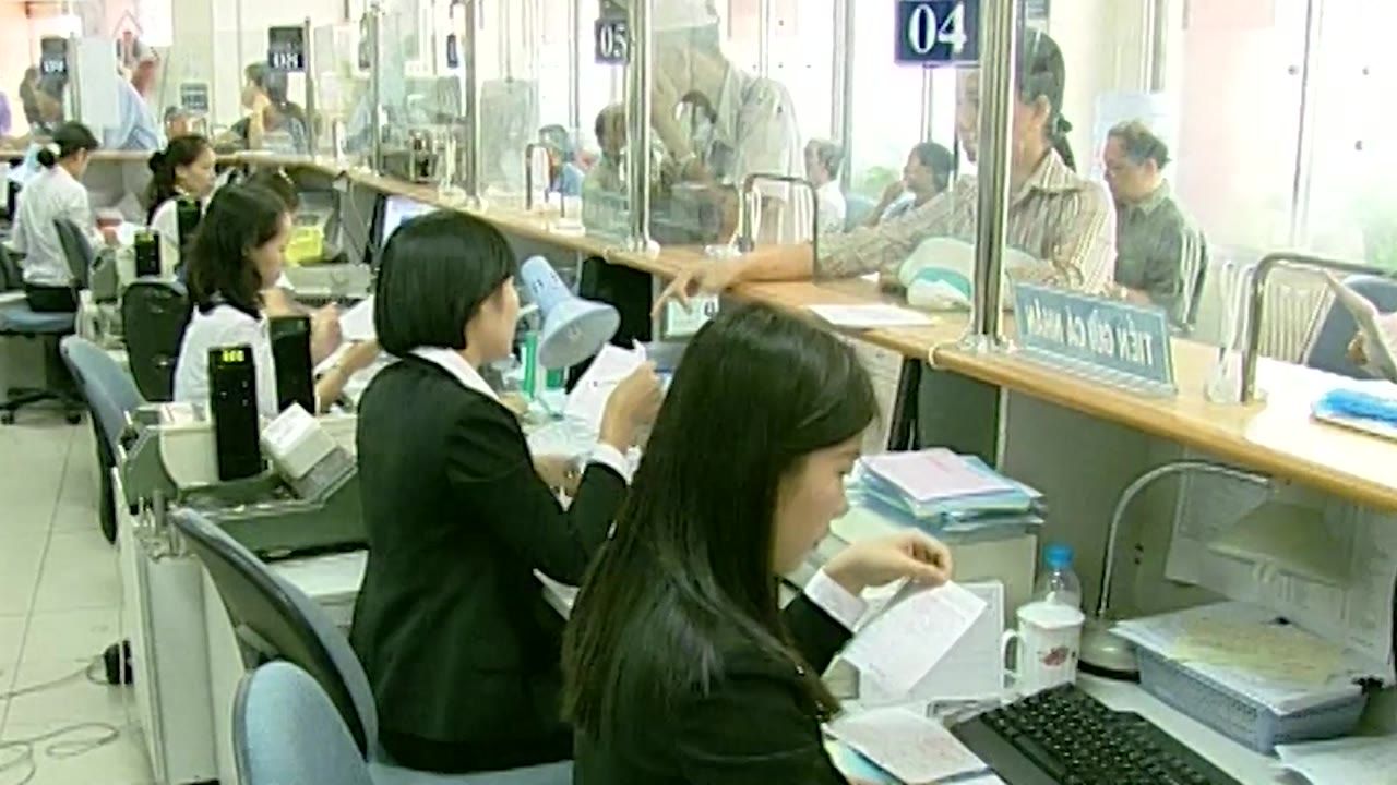 Quầy giao dịch đông cán bộ và khách đến làm việc