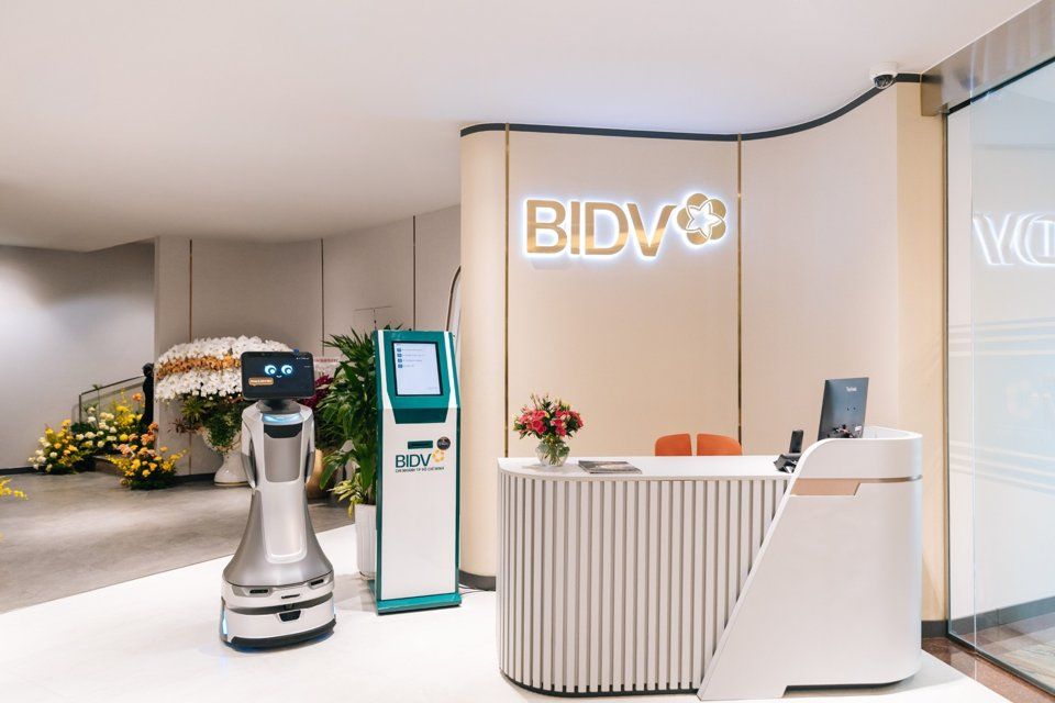 Quầy lễ tân không gian giao dịch mới với robot phục vụ
