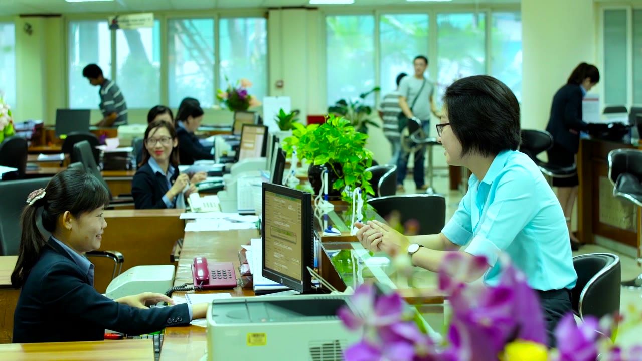 Sảnh giao dịch của Chi nhánh với cán bộ và khách đến giao dịch